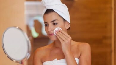 Daily Makeup Side Effects: ग्लोइंग स्किन के पीछे छिपा खतरा, रोजाना मेकअप कर रहा है अंदर से नुकसान!