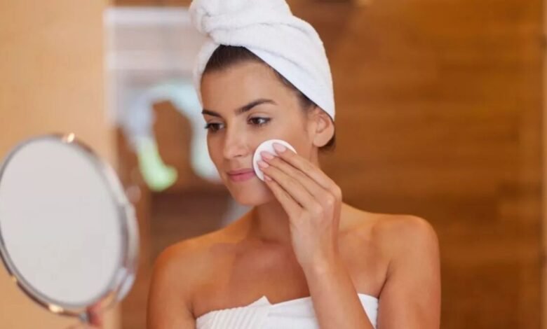 Daily Makeup Side Effects: ग्लोइंग स्किन के पीछे छिपा खतरा, रोजाना मेकअप कर रहा है अंदर से नुकसान!